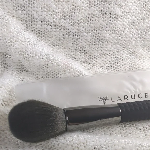 LARUCE Beauty TAPERED FACE Brush LR360, One Brush w/Sleeve Shield - Picture 2 of 10